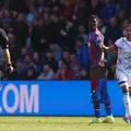 Após ter calção puxado, jogador fica só de cueca na Premier League imagem