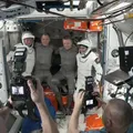 Astronautas iniciam volta à Terra após passarem nove meses em estação espacial imagem