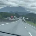 Avião faz pouso forçado em acostamento entre carros e caminhões; vídeo imagem