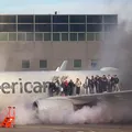 Avião pega fogo em aeroporto e deixa 12 feridos nos EUA imagem