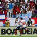 Bahia faz jogo heroico, vence o Vitória com um a menos e entra no G-6 imagem
