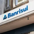 Banrisul divulga concurso com 100 vagas e salários de R$ 5 mil imagem