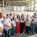 Caetano acompanha montagem de cestas de Páscoas em Camaçari imagem