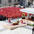 Caixão do papa Francisco chega à sua última morada imagem