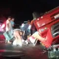 Caminhão com refrigerantes tomba na BR-324 e carga é saqueada imagem