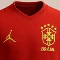 Camisa da Seleção Brasileira vira símbolo de disputa política imagem