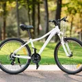 Cantor famoso aprende a andar de bicicleta aos 26 anos; assista imagem