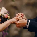 Cantor sertanejo pede namorada em casamento no camarim; confira imagem