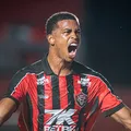 Carlinhos celebra gol, lamenta empate e reafirma foco no Vitória imagem