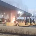 Carro pega fogo em praça de pedágio  e assusta motoristas imagem
