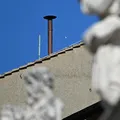 Chaminé do conclave é instalada pelo Vaticano na Capela Sistina imagem