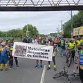 Ciclistas protestam na Paralela após colega morrer atropelado imagem