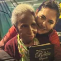Com apoiadores, Michelle reza em frente a hospital onde está Bolsonaro imagem