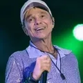 Com câncer, Netinho surge com a cabeça raspada e desabafa: “Fé” imagem
