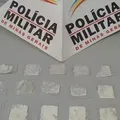 Criança leva cocaína para escola pensando ser bala e divide com amigos imagem