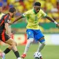 Decisivos, Vini Jr e Raphinha celebram vitória do Brasil: "Alívio" imagem