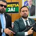 Deputado polemiza ao aparecer com fuzil e pistola na Câmara imagem
