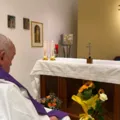 Divulgada primeira foto do papa Francisco desde a internação imagem