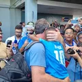 Do povo, o clamor: a festa para o Bahia no aeroporto rumo à Colômbia imagem