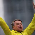 Em manifestação, Bolsonaro nega golpe e diz esperar por ajuda de fora imagem