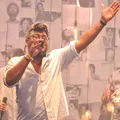 Emmerson Alves celebra 10 anos de música com show no Teatro Gamboa imagem