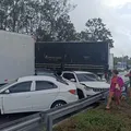 Engavetamento entre sete veículos deixa cinco feridos na BR-324 imagem