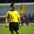 Envolvido em polêmica, árbitro volta a comandar VAR em jogo do Vitória imagem