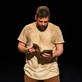 Fábio Lins apresenta espetáculo 'Livro-me' imagem