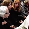 Fernanda Torres relembra encontro com papa Francisco; veja imagem