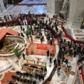 Fieis se despedem do papa no último dia do velório no Vaticano imagem