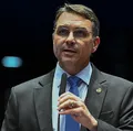 Filho de Bolsonaro repudia fala de deputado que desejou morte de Lula imagem