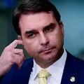 Flávio Bolsonaro critica especulação de camisa vermelha na seleção imagem