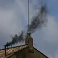 Fumaça sai preta e papa não é eleito na manhã do 2º dia de conclave imagem