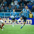 Gre-Nal tem polêmica com VAR e termina empatado imagem