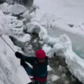 Grupo de alpinistas enfrenta desmoronamento de geleira no Peru imagem