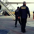 Homem é preso ao tentar abrir porta de avião durante voo imagem