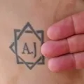 Homem escravizado é obrigado a tatuar iniciais de patrões imagem