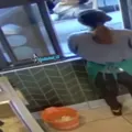 Homem que teve pênis queimado por chá quente vai receber R$ 50 milhões imagem