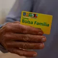 Homem tenta sacar Bolsa Família com documento do irmão morto e é preso imagem