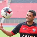 Ídolo e torcedor do Vitória, Fernando relembra ano mágico de 1999 imagem