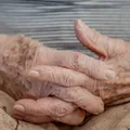 Idoso descobre que amante é homem que fingia ser mulher e leva golpe imagem