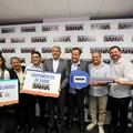 Jerônimo entrega ambulância e ônibus escolar para Pojuca imagem