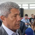 Jerônimo incentiva pesquisa nos colégios com entrega de laboratórios imagem