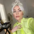 Lady Gaga presenteia fãs acampados no Copacabana Palace imagem