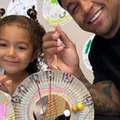 Léo Santana visita a escola de Liz e expõe lado pai imagem