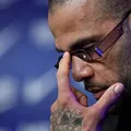 Mãe de Daniel Alves celebra absolvição de jogador acusado de estupro imagem
