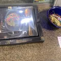 Mãe e filha seguem internadas após envenenamento por ovo de Páscoa imagem