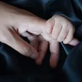 Mãe é presa por vender bebê para pagar aluguel e curso de culinária imagem