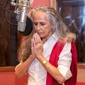 Maria Bethânia faz apelo após enchentes em Santo Amaro: “A natureza grita” imagem