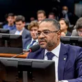 Marinho comemora aprovação de projeto que beneficia pais e mães atípicos imagem